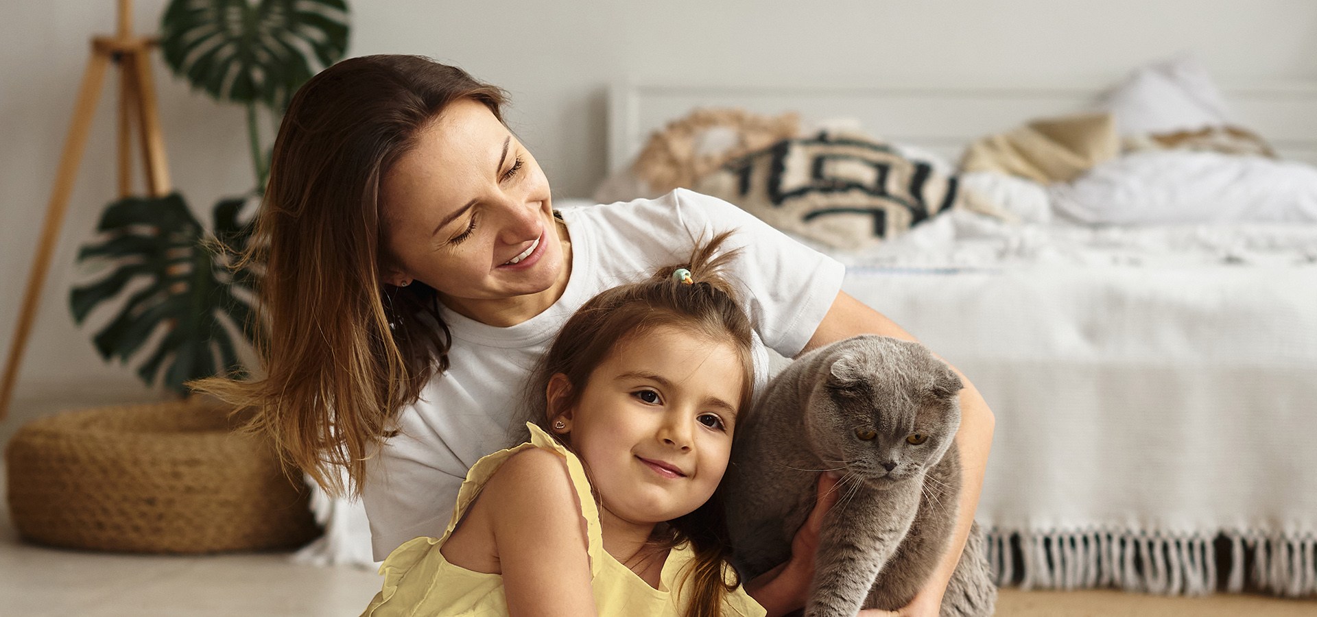 Maman, petite fille et chat